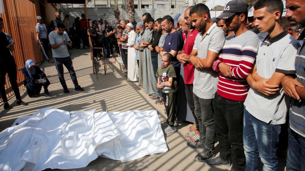 Les membres de la famille pleurent les corps de leurs trois jeunes enfants et de leur mère, qui ont été tués dans une attaque israélienne contre leur maison pendant la nuit, selon les médecins, à l'hôpital Nasser de Khan Younis, dans le sud de la bande de Gaza, le 10 juillet 2025.