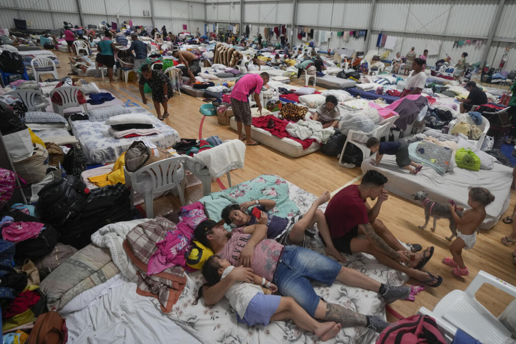 Pessoas desabrigadas em um ginásio de Canoas (RS), em 8 de maio de 2024.