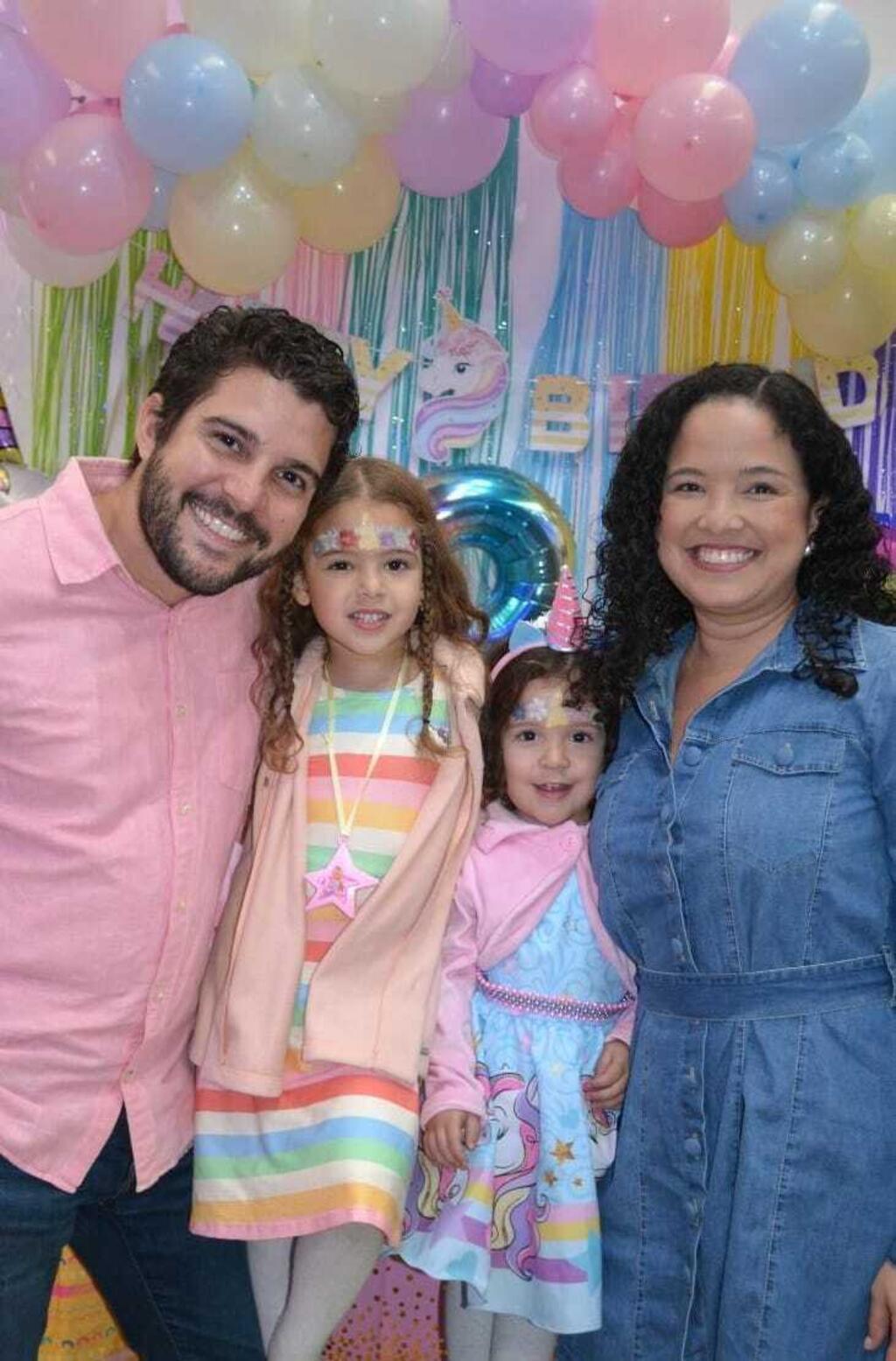 Dênia Gomes, que mora no México há quatro anos, com a família.