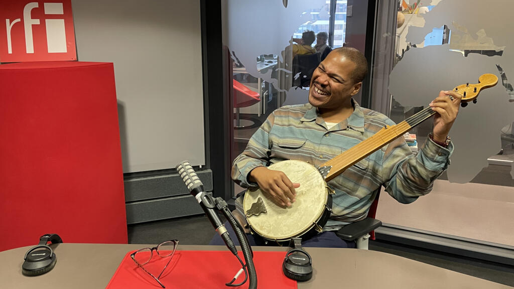 Jerron Paxton en studio à RFI.