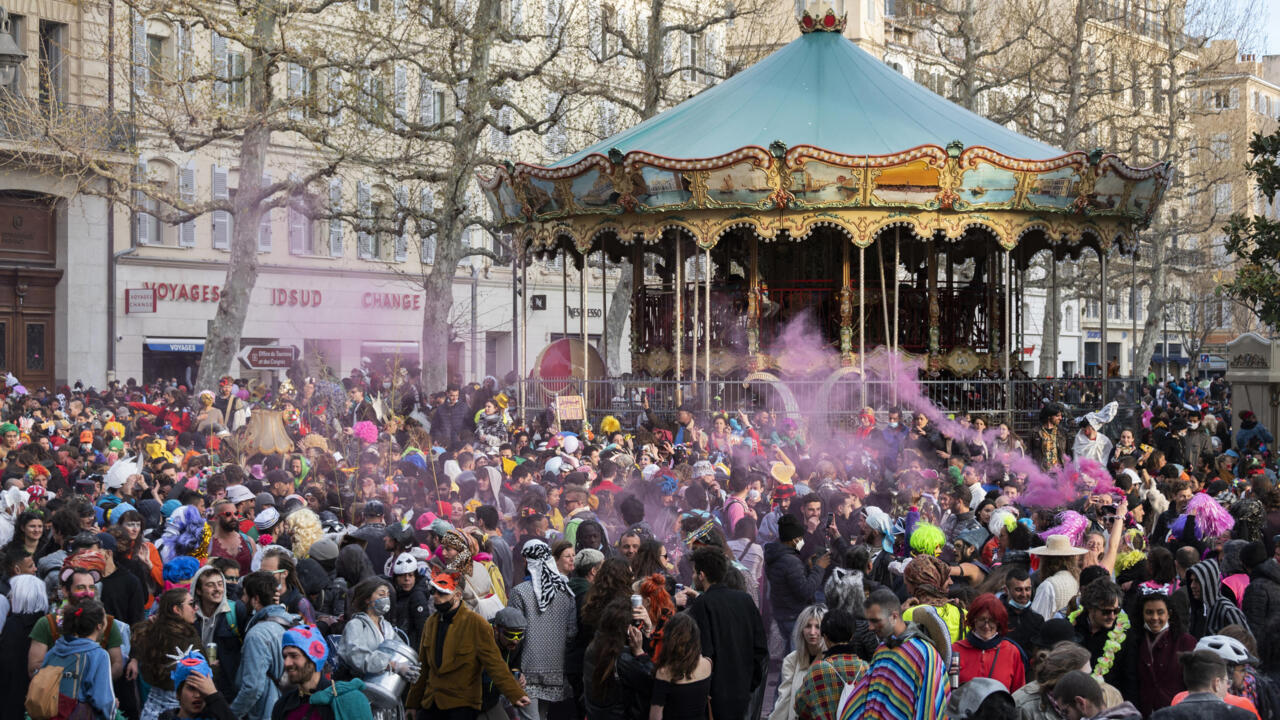 Thousands gather for a carnival in Marseille, breaking Covid health