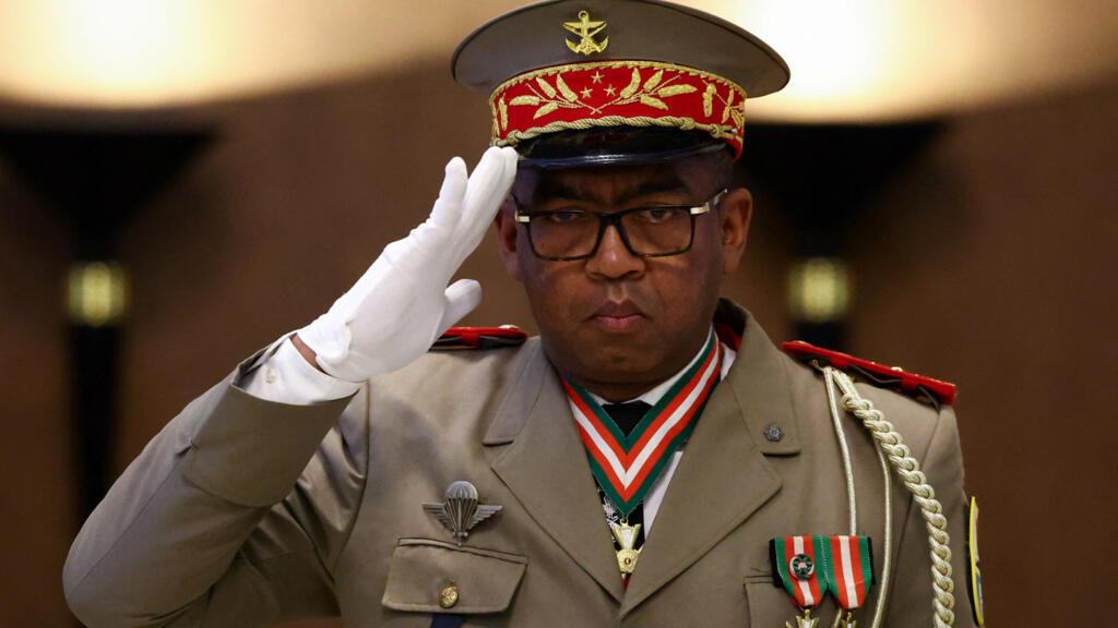 Le général Ruphin Fortunat Dimbisoa Zafisambo, après avoir été nommé premier ministre par le président malgache, Andry Rajoelina, au palais présidentiel d’Iavoloha, à Antananarivo, le 6 octobre 2025.
