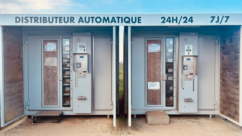 La Ferme a fait installer sur son parking un distributeur automatique de légumes à la disposition des clients accessible 24 heures sur 24.