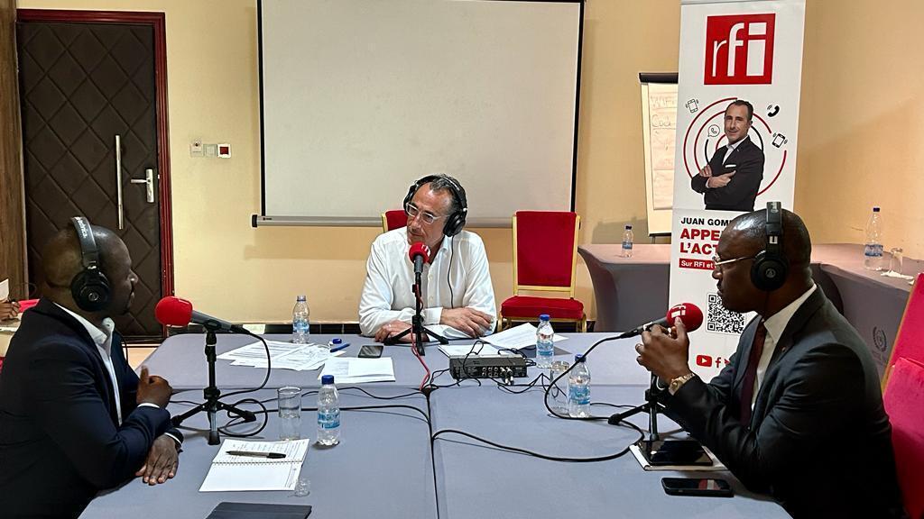 William Assanvo, chercheur à l'Institut d'études de sécurité (ISS) et Mamadou Touré, ministre de la Promotion des jeunes et porte-parole du gouvernement ivoirien, au micro de Juan Gomez.