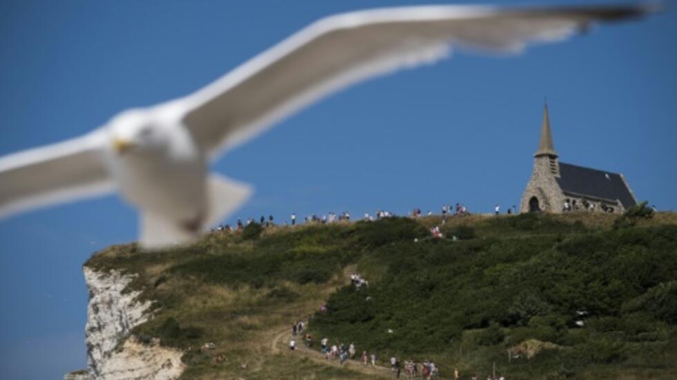 Часовня Нотр-Дам-де-ла-Гард на скале в Этрета