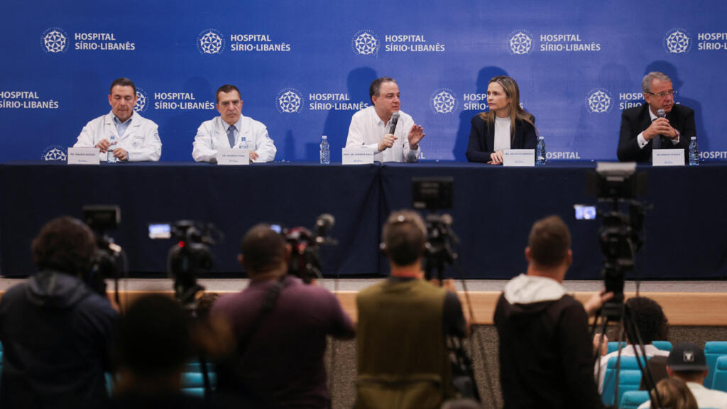 O médico Roberto Kalil (centro), líder da equipe médica que trata o presidente Lula, fala durante uma coletiva de imprensa no Hospital Sírio Libanês, em São Paulo. 10 de dezembro de 2024