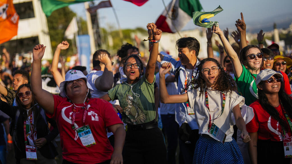 Pessoas dançam durante um concerto de música no final de um encontro com o Papa Francisco no "Parque Eduardo VII" com os jovens que participam da 37ª Jornada Mundial da Juventude, em Lisboa, quinta-feira, 3 de agosto de 2023.