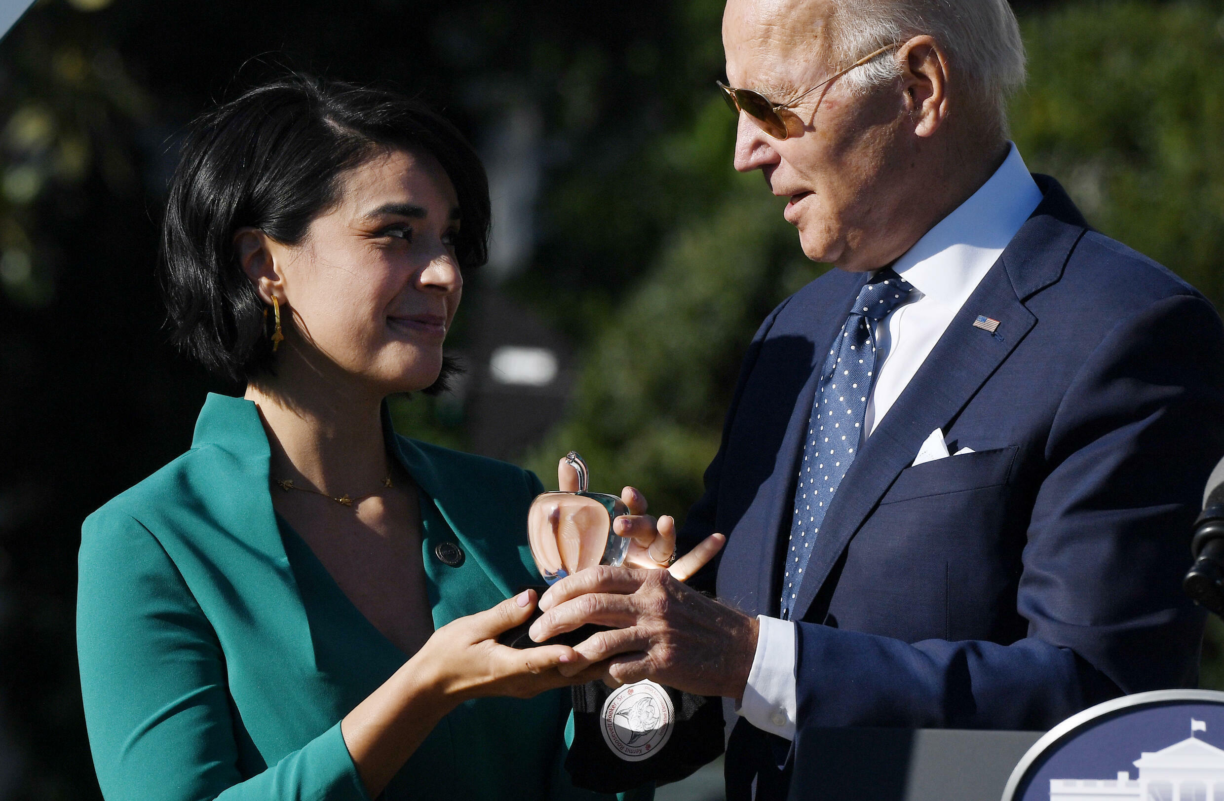 El presidente estadounidense, Joe Biden, presenta el premio de Maestra Nacional del Año concedido a Juliana Urtubey, en la Casa Blanca en Washington, el 18 de octubre de 2021