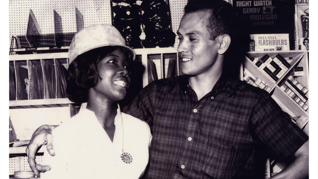 Millie Small en compagnie du producteur Vincent Chin, le père de Clive Chin au cœur des années 60.