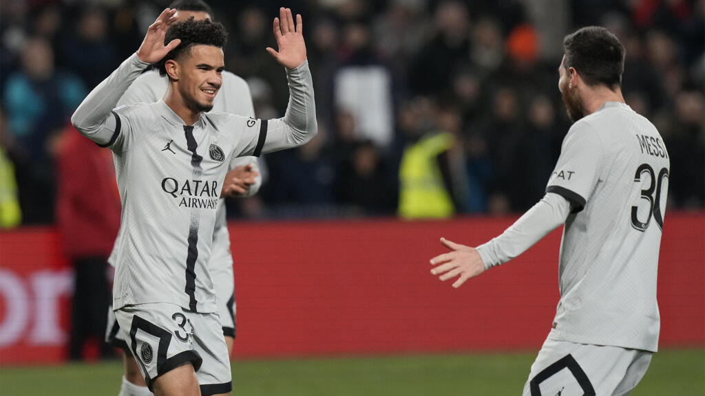 Warren Zaire Emery (PSG) à gauche et son coéquipier Messi à droite, lors du match contre Montpellier, le 1er février 2023 (Image d'illustration)