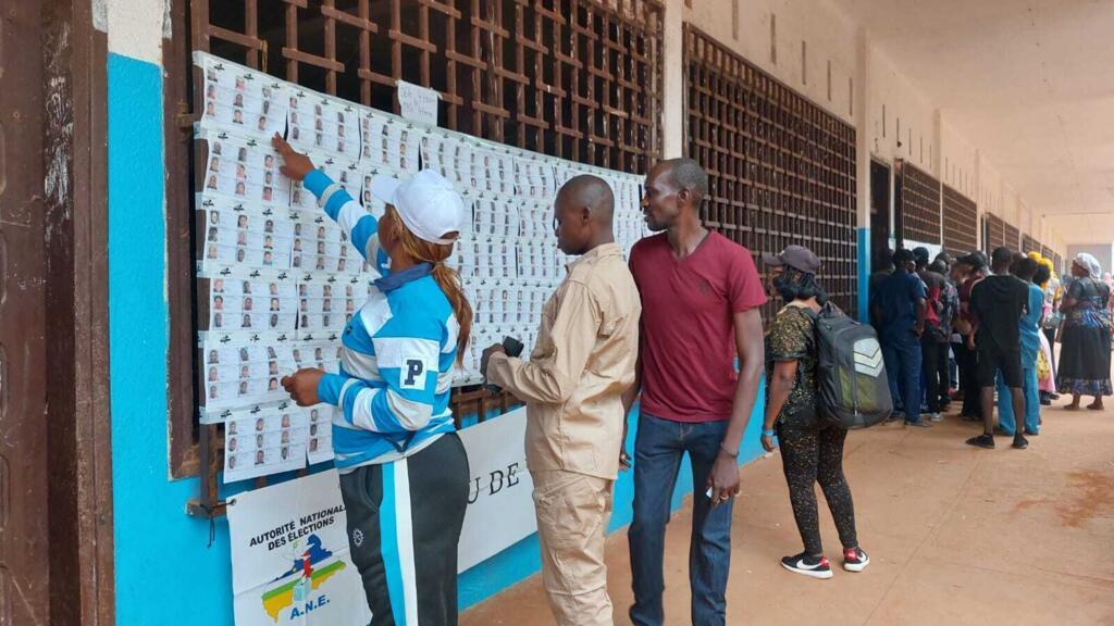 Élections générales en Centrafrique: à Bangui, un début de vote avec retard dans certains bureaux