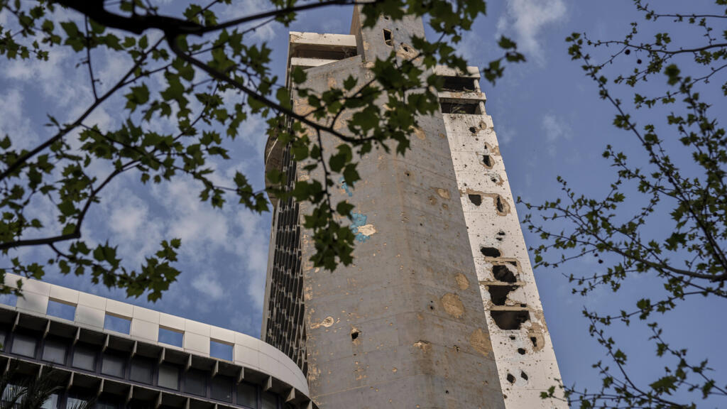 L'hôtel emblématique Holiday Inn de la capitale libanaise criblé de balles et d'obus endommagés lors de combats antérieurs pendant la guerre civile au Liban sur une ancienne ligne de front de Beyrouth, au Liban, le mercredi 9 avril 2025.