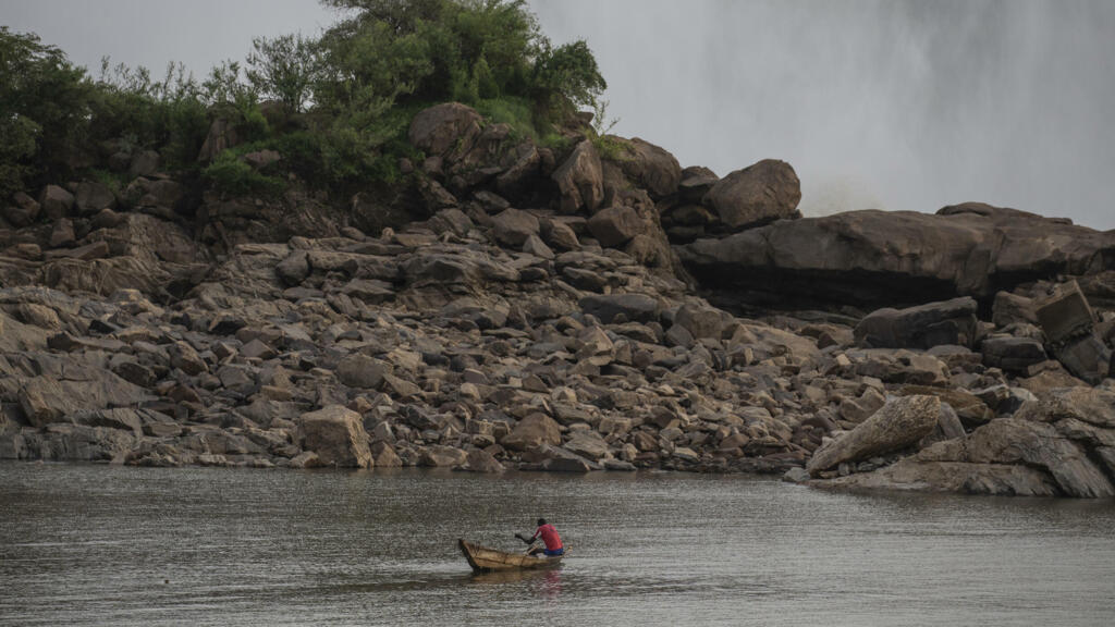 En aval du barrage de Roseires, un pêcheur a remonté ses filets. Pour nombre d'entre eux, ils n'ont aucune information sur les conséquences potentielles du barrage éthiopien sur leurs activités.