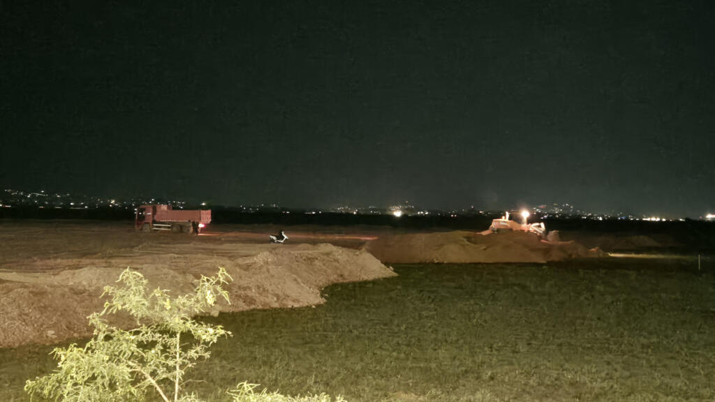 Septembre 2025. Au bord de la Tsarasaotra, en face du lac Larivo, les engins de chantier s'activent nuit et jour pour remblayer les rizières de la plaine du Betsimitatatra.
