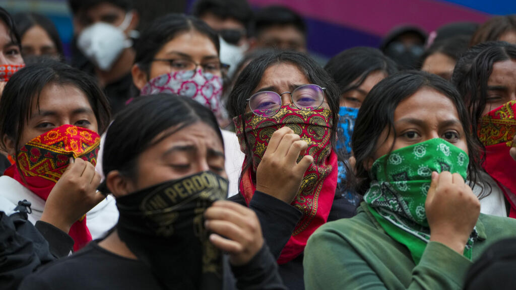 Des étudiants manifestent à l'approche du 10e anniversaire de la disparition de 43 étudiants d'Ayotzinapa dans l'État de Guerrero, devant le Sénat de Mexico, le mardi 24 septembre 2024.