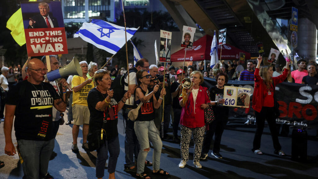 Manifestantes participam de um protesto exigindo a libertação de todos os reféns israelenses sequestrados durante o ataque a Israel em 7 de outubro de 2023 pelo Hamas e contra o governo israelense e seu primeiro-ministro Benjamin Netanyahu, em Tel Aviv, Israel, 7 de junho de 2025.