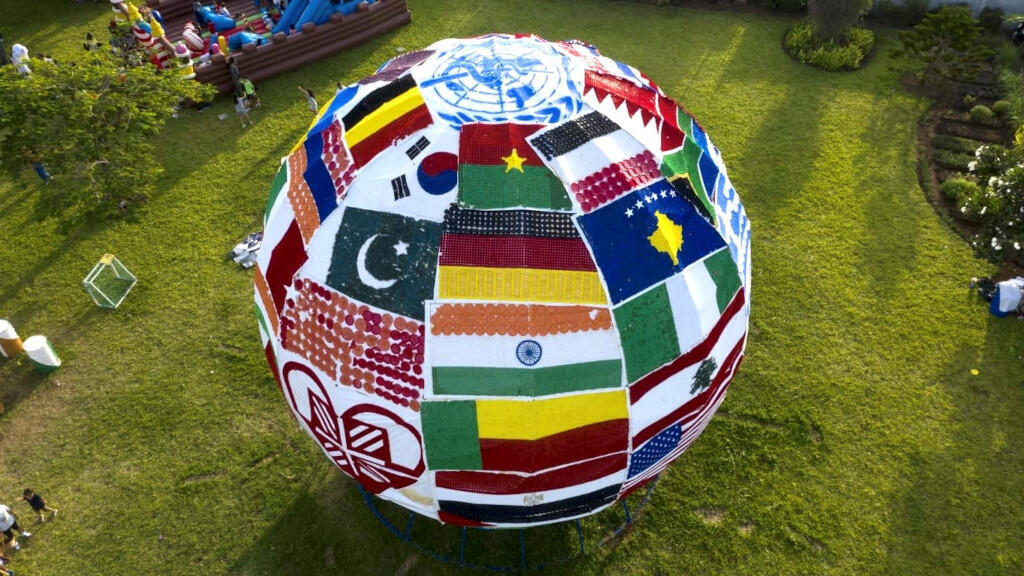 Un globe terrestre en déchets plastiques au Bénin.