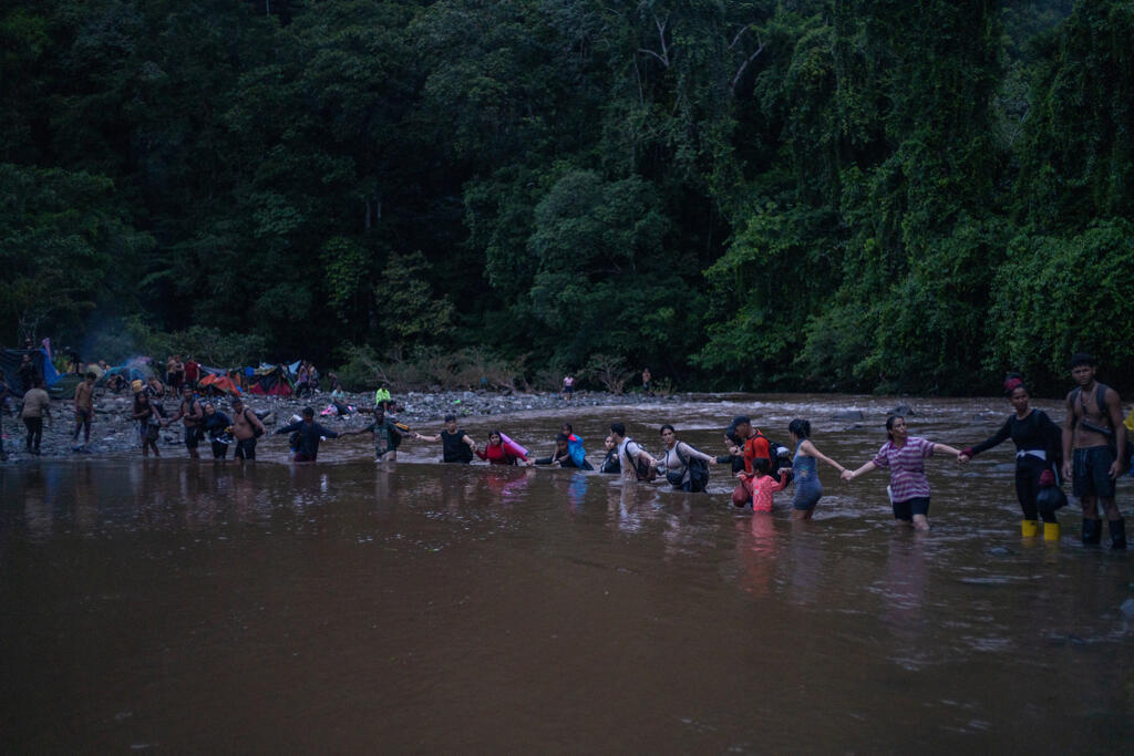 Vários migrantes já se afogaram nos rios da região. Nesta imagem, depois de vários dias de caminhada pela selva entre as duas Américas, eles chegam à foz do Darién e formam uma corrente humana para resistir à correnteza do rio Tacarti.