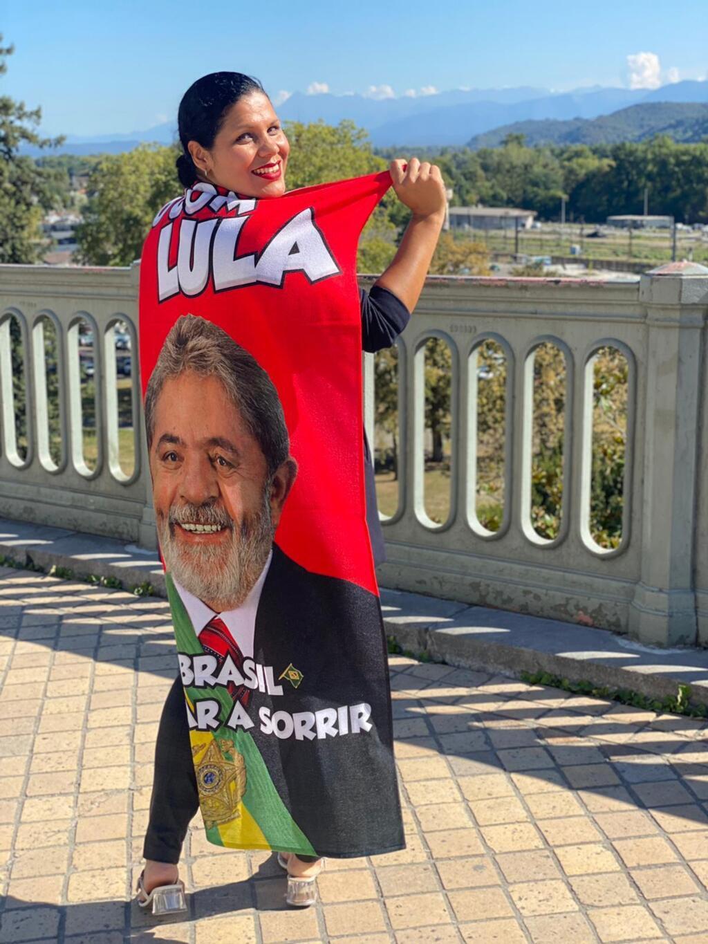 Kele Ransom vem de Pau a Paris com a toalha de seu candidato nas costas.