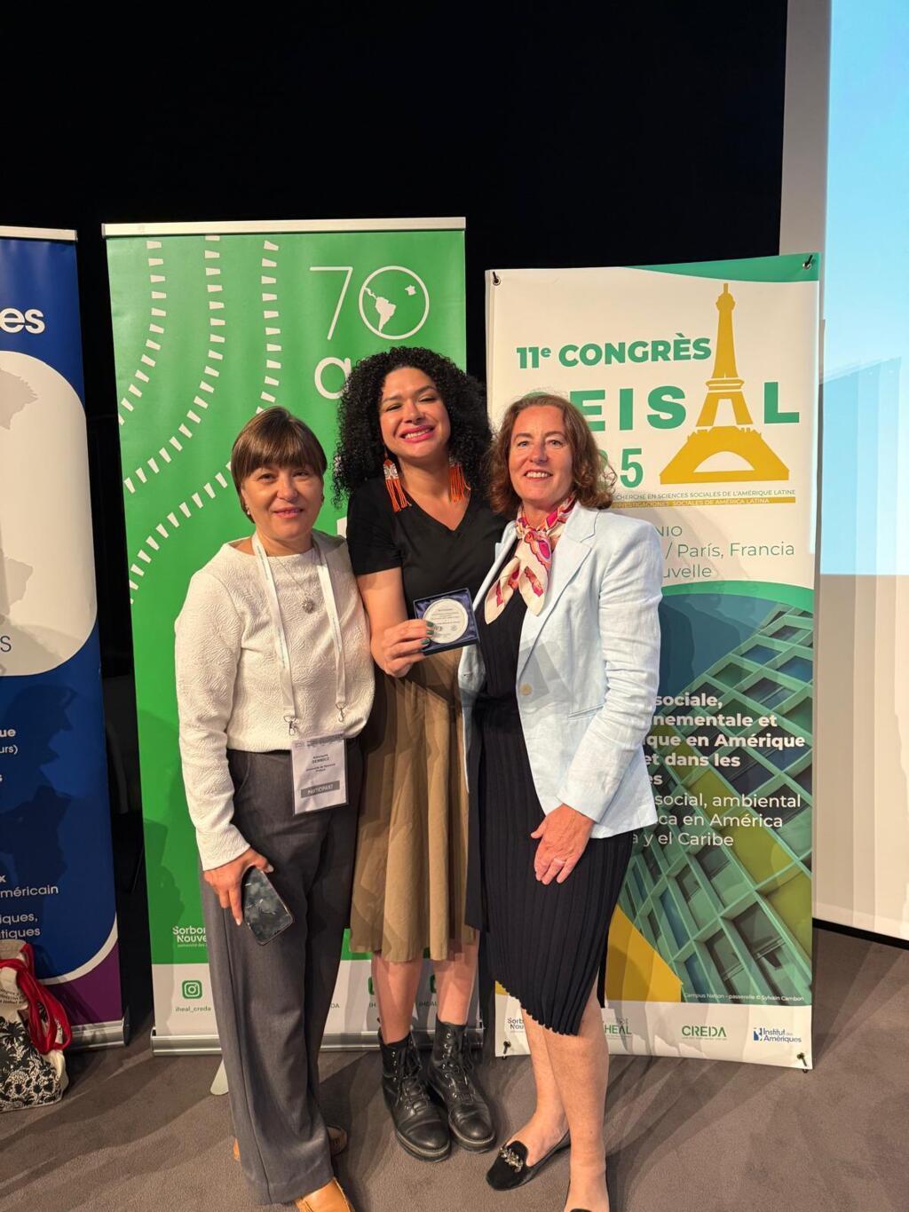 A pedagoga Carolina Miranda (centro) comemora a premiação ao lado de Katarzyna Dembicz (à esquerda) e Krystyna Laskus (à direita), diretora da Fundação Andrzej Dembicz.