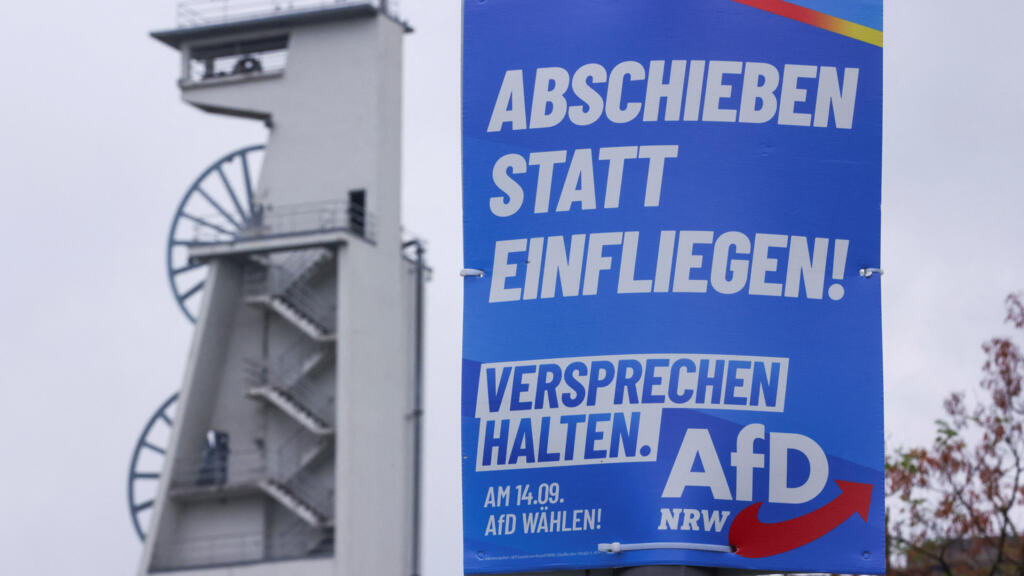 Une affiche de l’AfD avec l’inscription «Expulser plutôt que faire rentrer», dans la ville allemande de Gelsenkirchen (Rhénanie-du-Nord-Westphalie), le 8 septembre 2025.