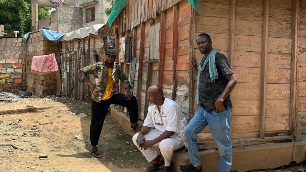 De gauche à droite: Tampidaro, Saadio et Ibou Diagne dans la rue où se trouvent leurs ateliers d'artiste à Ouakam, quartier populaire du centre de Dakar.