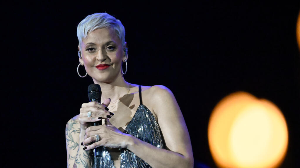 La chanteuse portugaise Mariza en concert à Estoril, au Portugal, le 1er janvier 2024.