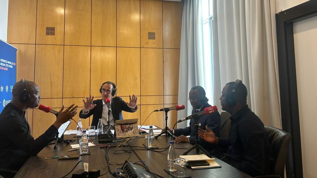 Juan Gomez à l'hôtel Ivoire d'Abidjan avec ses invités : Mamadou Touré, ministre de la Promotion de la jeunesse, porte-parole adjoint du gouvernement, porte-parole adjoint du RHDP, Soumaïla Bredoumy, député, porte-parole du PDCI-RDA, et Fabrice Lago, secrétaire national technique en charge du marketing politique du PPA-CI.