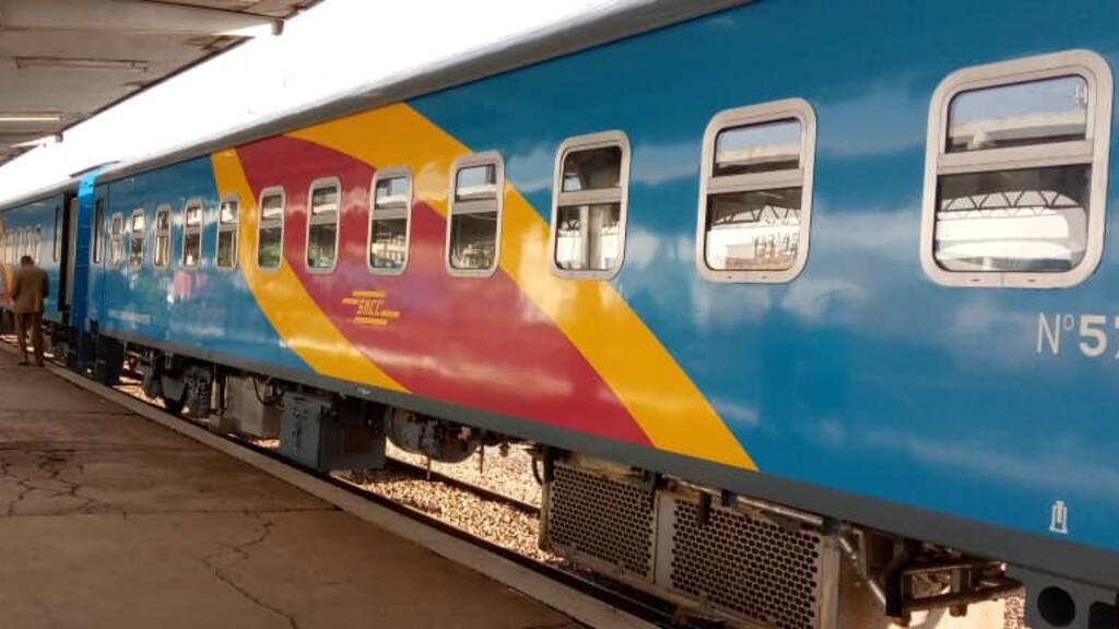 D’une capacité de 192 places, le nouveau train de luxe n’a embarqué pour ce premier voyage que 40 passagers et des agents de la société.