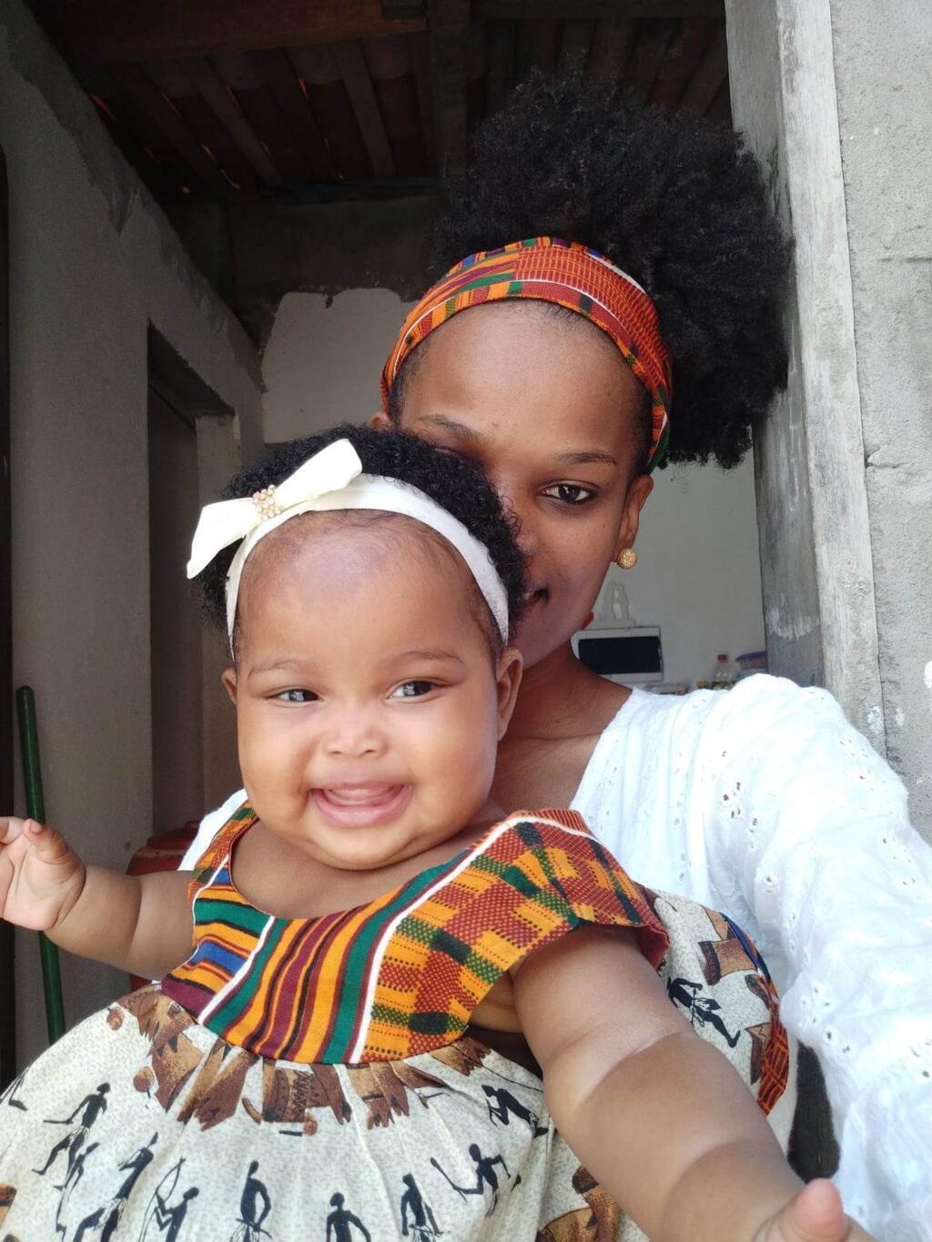 Kwena Dandara no colo da mãe, Sara Rodrigues