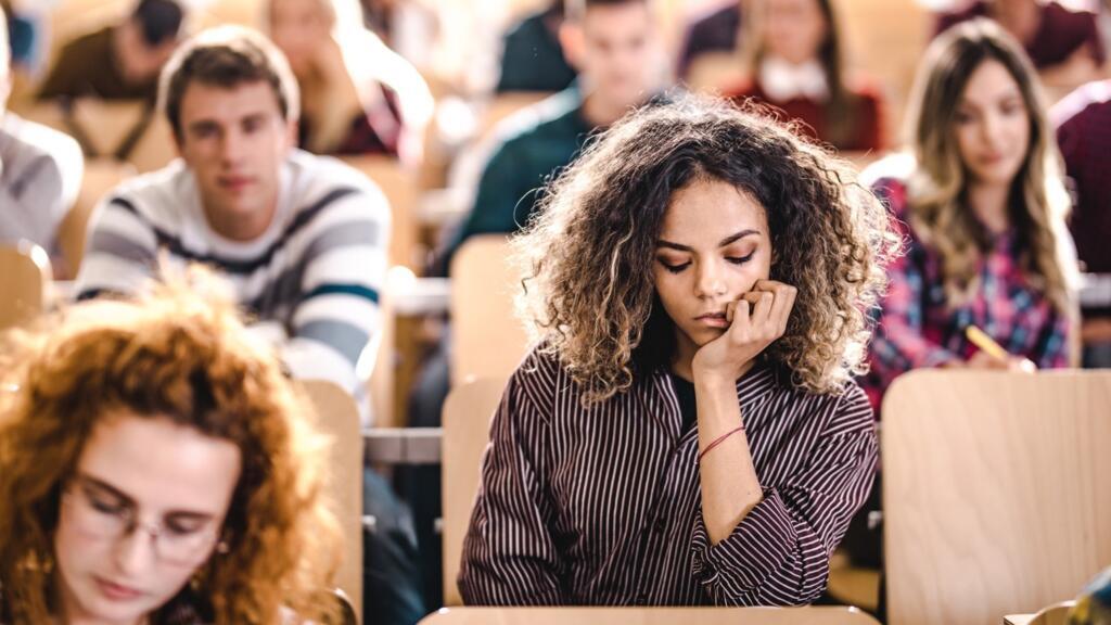 Étudiants dans un amphithéâtre.