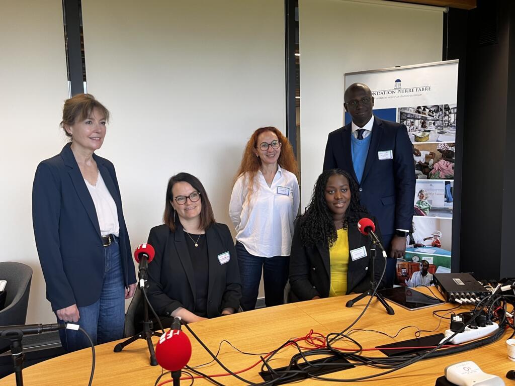 De gauche à droite : Béatrice Garrette, Caroline Perrin Franck, Caroline Paré, Assiatou Kama Niang et Dr José Fernandez, lors de l'enregistrement de l'émission.