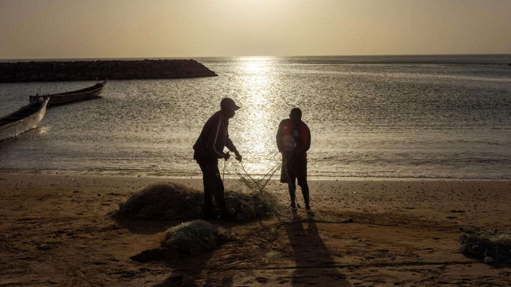 Pêcheurs sénégalais sur la plage avec filets de pêche sur la plage Mbour, Sénégal.