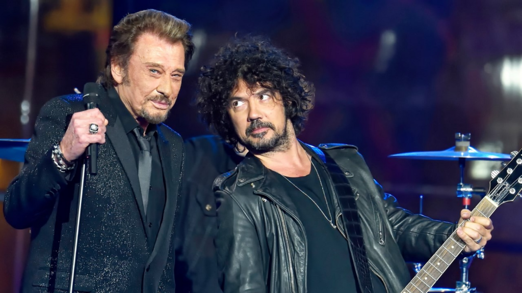 Yarol Poupaud aux côtés de Johnny Hallyday, à Paris, en décembre 2014.