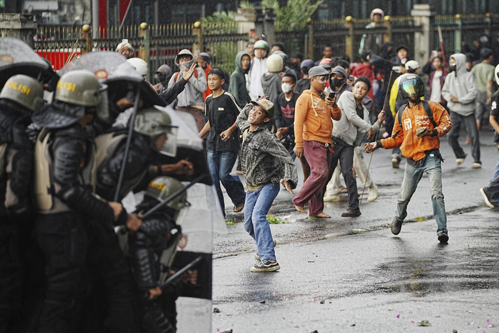 Des manifestants protestent contre les généreuses indemnités accordées aux membres du Parlement, à Jakarta, en Indonésie, le jeudi 28 août 2025.