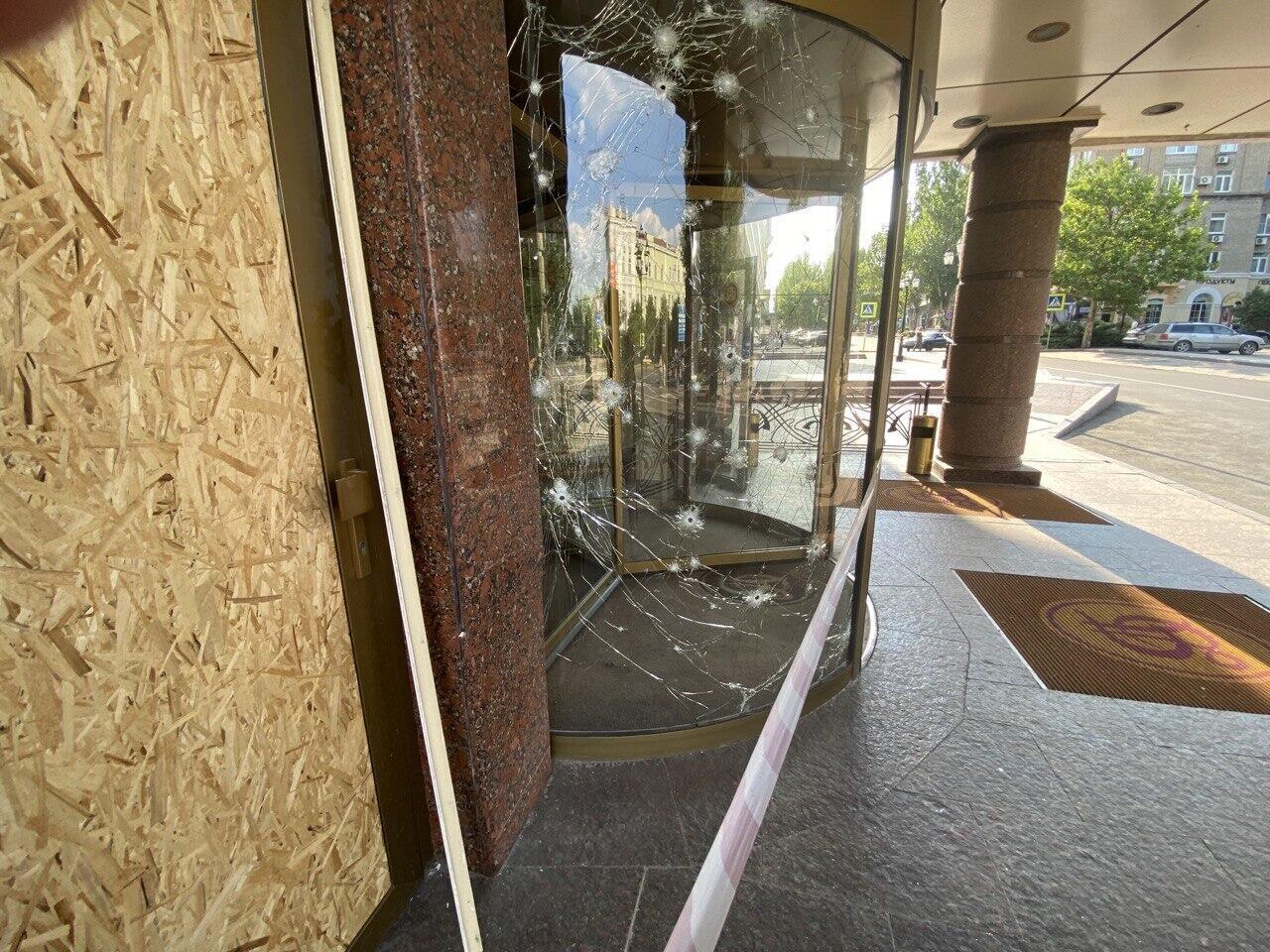 Façade du Donbass palace, hôtel victime d’un tir d’obus à Donetsk.