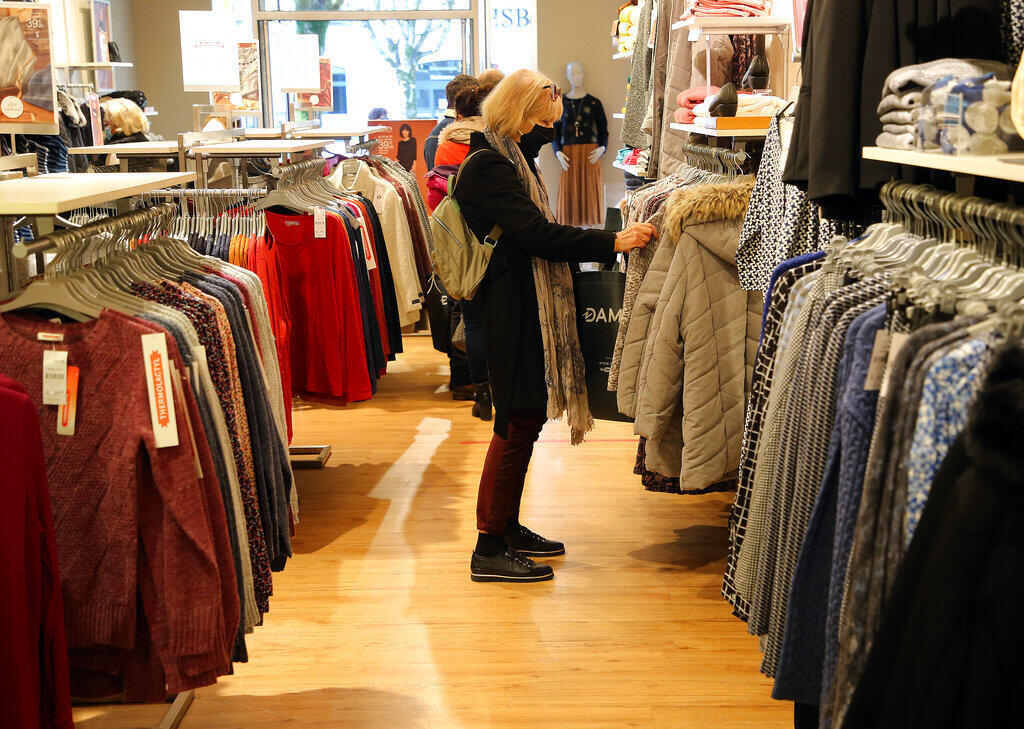 Mulher faz compras em uma loja de Bayonne, no sul da França, durante as promoções da Black Friday.