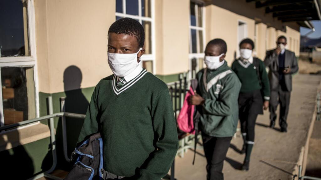 Des étudiants entrent en classe dans une école de Sitoromo, en Afrique du Sud, le 6 juillet 2020. (Photo d'illustration)