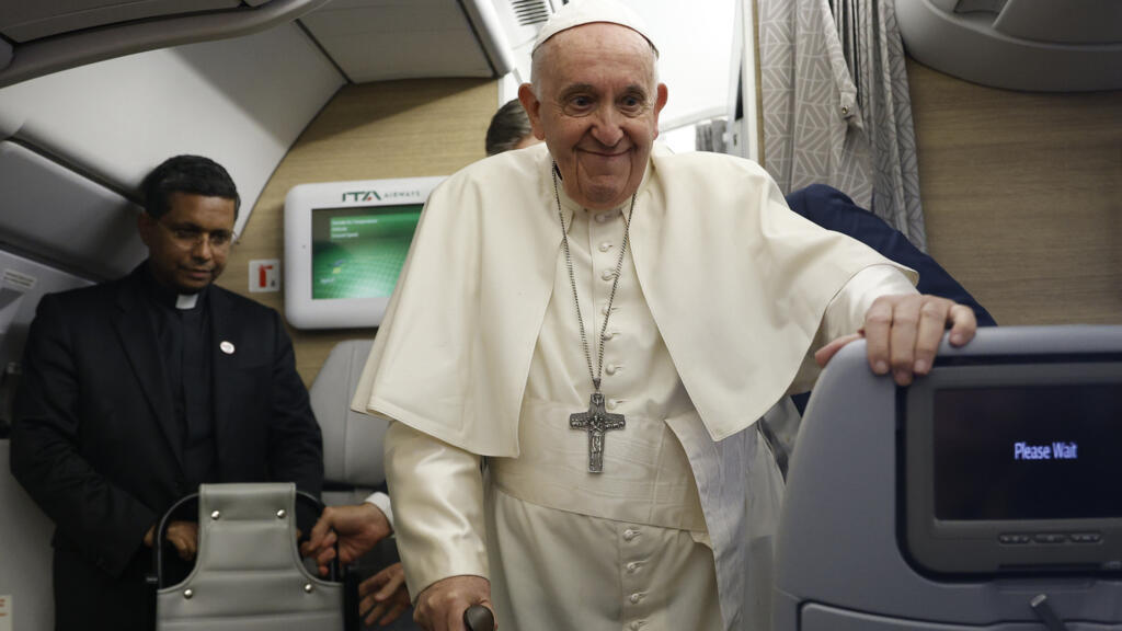 Le pape François dans l'avion le ramenant de son voyage au Canada le 30 juillet 2022.