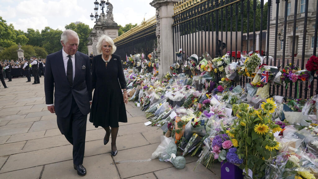 Le roi britannique Charles III et la reine consort Camila arrivent au Palais de Buckingham, où de très nombreux hommages à Elizabeth II ont été laissés, à Londres le 9 septembre 2022.