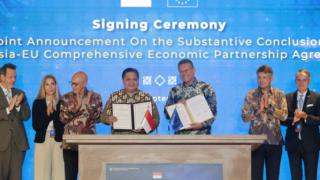 Airlangga Hartarto, Indonesia's Coordinating Minister for Economic Affairs, and Maros Sefcovic, European Commissioner for Trade and Economic Security, show documents during a signing ceremony on the s
