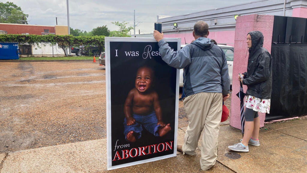 Des militants anti-avortement devant la Maison rose de Jackson, dernière une clinique du Mississippi pratiquant des avortements.