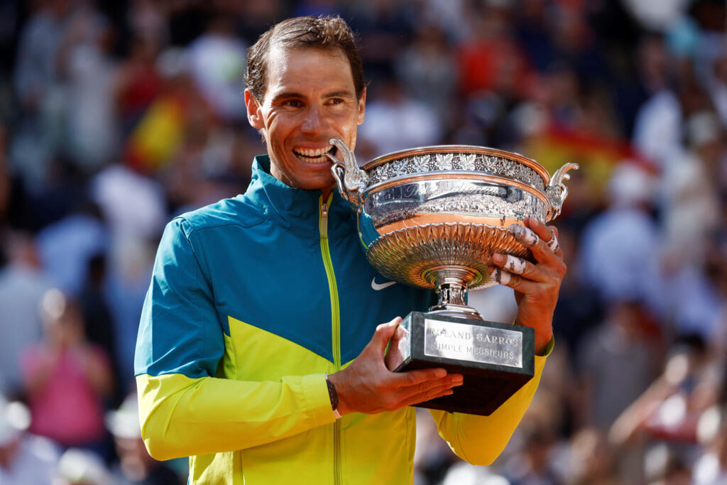 O jogador espanhol Rafael Nadal, que se aposentou das quadras em 2024, é o homenageado neste domingo (25) em Roland-Garros. 