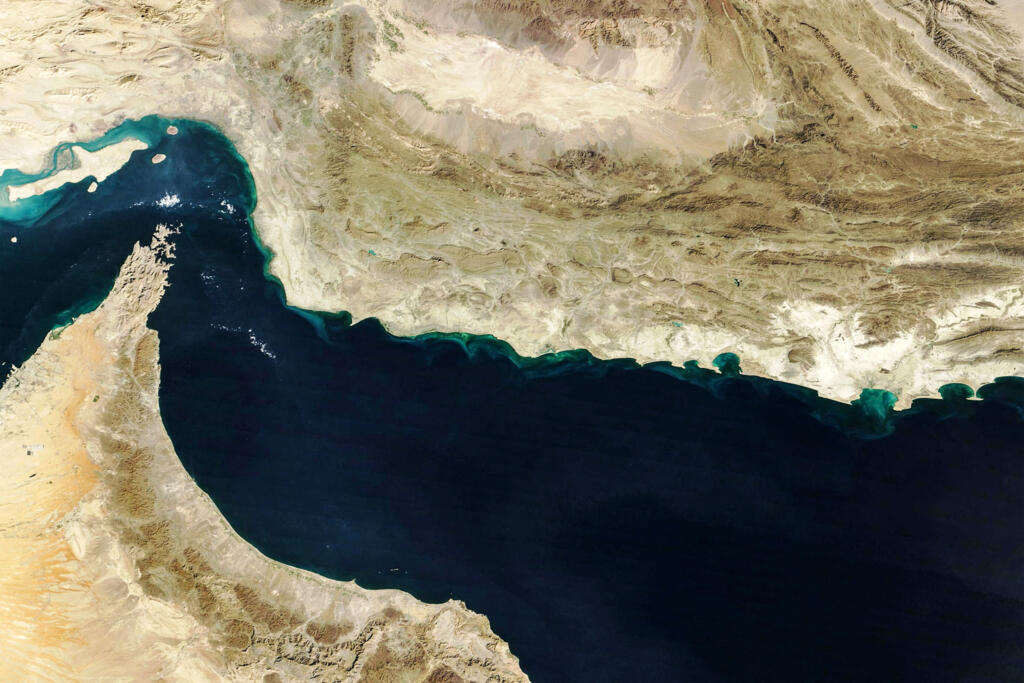 Cette image acquise par le satellite Terra de la NASA le 5 février 2025 montre le détroit d'Ormuz (à gauche) et le golfe d'Oman (à droite).