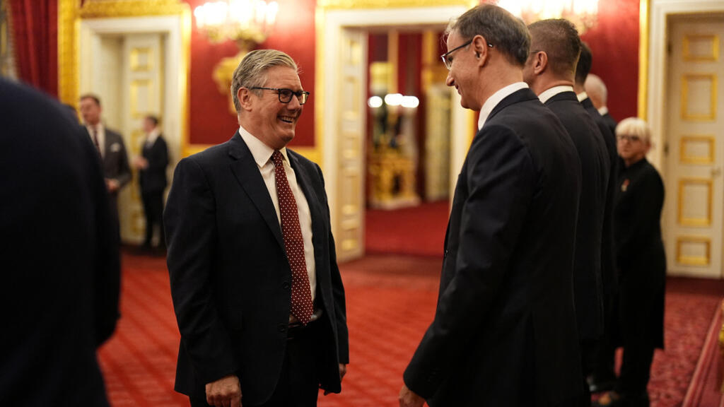 Thủ tướng Anh Keir Starmer (T) và đồng nhiệm Serbia Duro Macut tại Cung điện St. James, Luân Đôn, Anh Quốc, ngày 21/10/2025.