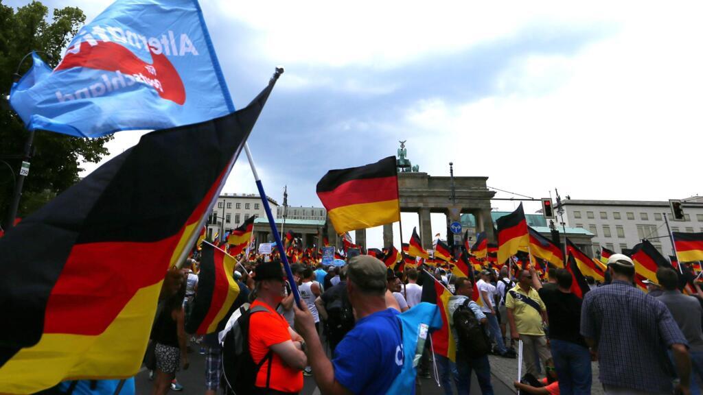 Plus de 5 000 manifestants de l'Alternative pour l'Allemagne, drapeaux à la main, face aux quelque 25 000 personnes réunies pour de bruyantes contre-manifestations (selon les estimations de la police) à Berlin, le 27 mai 2018.