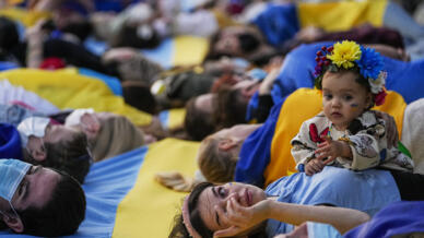 Une enfant et sa mère lors d'une manifestation contre la guerre en Ukraine, devant l'ambassade russe à Santiago au Chili, le 9 avril 2022.