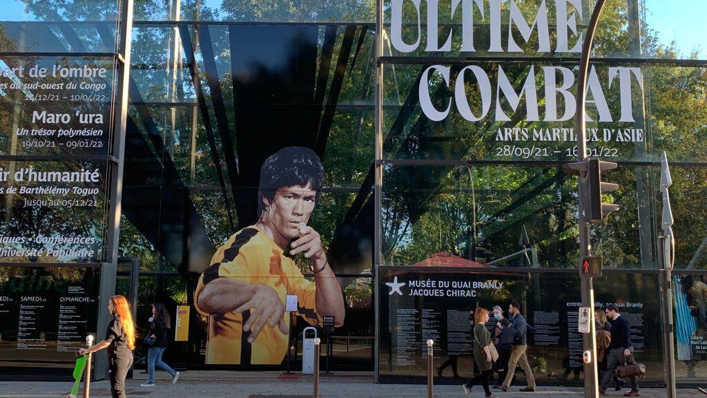 Fachada do Museu do Quai Branly, às margens do rio Sena, traz imagem de Bruce Lee, destaque da exposição "Combate Derradeiro" sobre as artes marciais asiáticas (20/10/21).