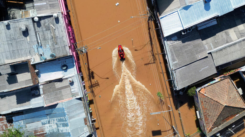 Equipes de resgate só chegam a determinadas áreas usando barcos e jet ski.