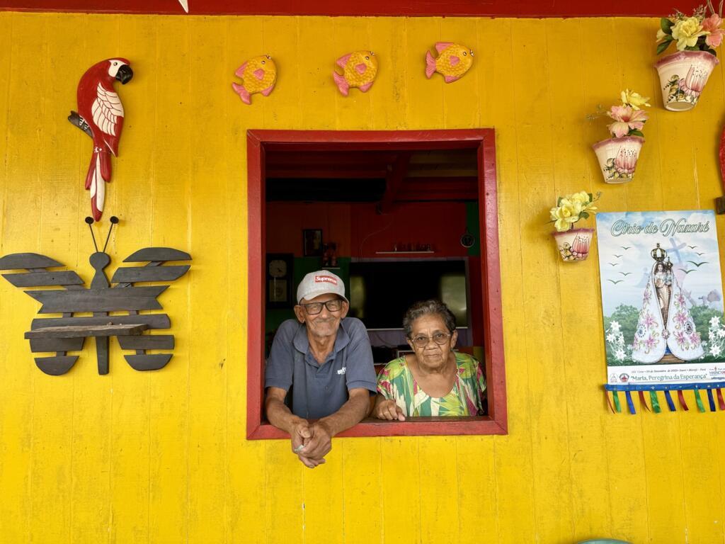 Seu Altino Pinheiro do Amaral, o "Macarrão", e sua esposa Isabel já mudaram cinco vezes vezes de casa devido ao avanço do nível do mar na ilha.